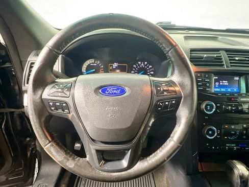 Used 2016 Ford Explorer XLT image 17