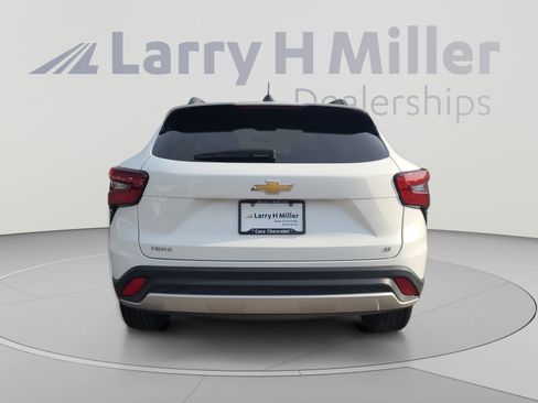 Certified 2025 Chevrolet Trax LT FWD image 4