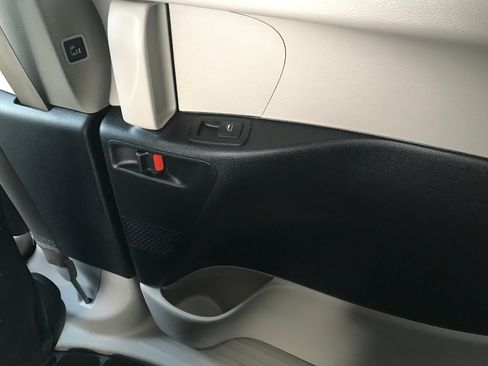 Used 2024 Chrysler Pacifica Touring-L image 28