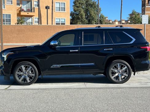 Used 2023 Toyota Sequoia Capstone AWD/4WD image 7