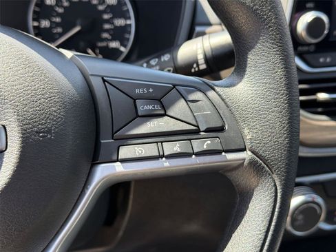 Used 2025 Nissan Altima 2.5 SV FWD image 34