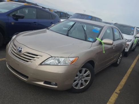 Used 2009 Toyota Camry LE FWD image 1