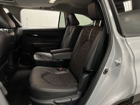 Used 2024 Toyota Highlander XLE image 30