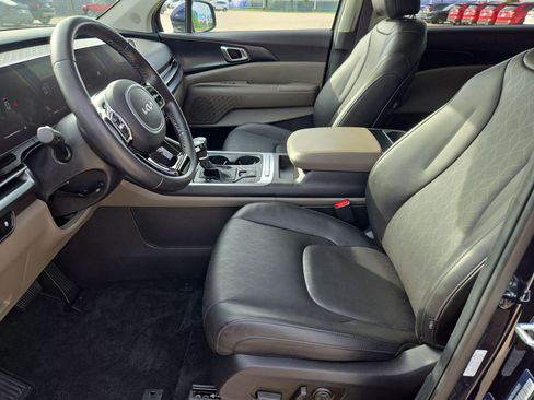 Used 2025 Kia Carnival FWD image 16