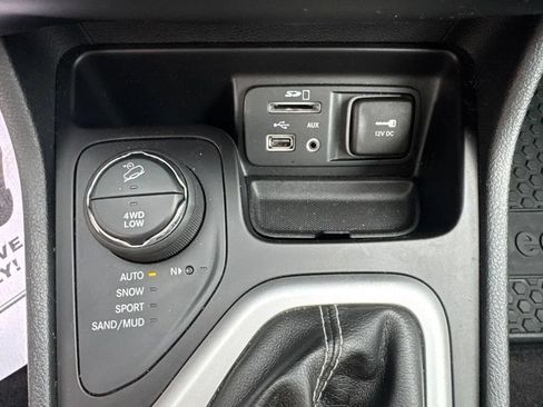 Used 2018 Jeep Cherokee Latitude Plus w/ Comfort/Convenience Group AWD/4WD image 19