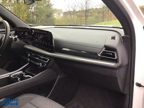 Used 2025 Chevrolet Traverse LT image 29