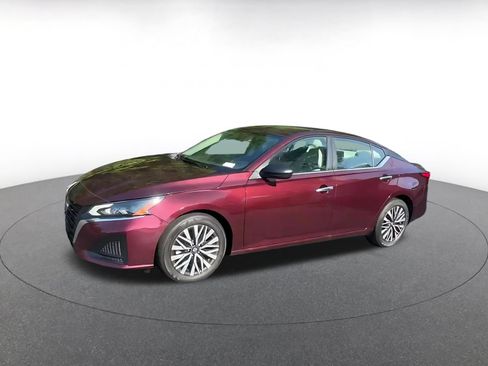 Used 2025 Nissan Altima 2.5 SV FWD image 8