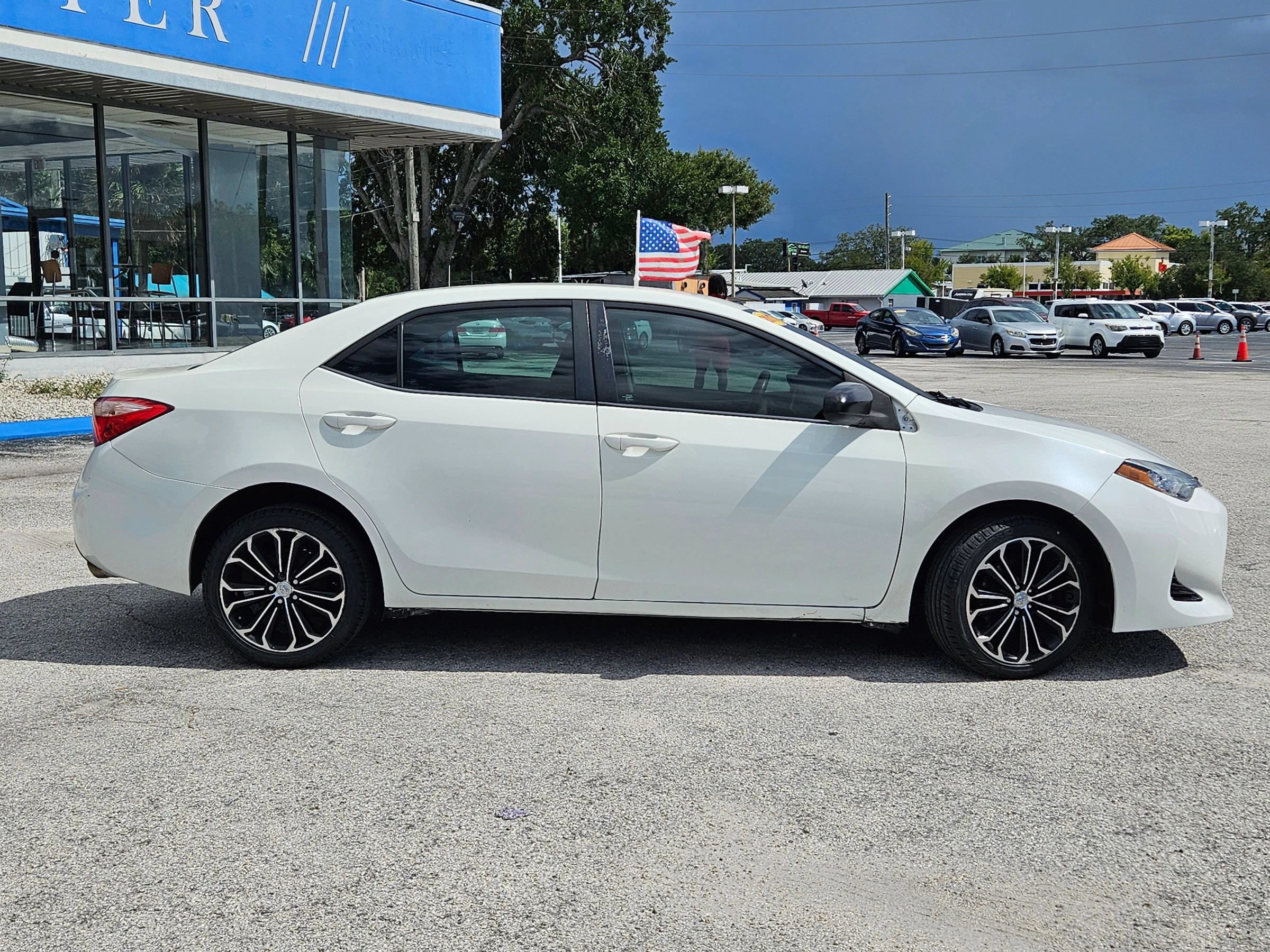 Used 2017 Toyota Corolla LE FWD image 8