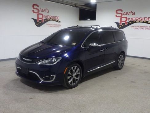 Used 2017 Chrysler Pacifica Limited image 1