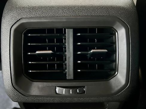 Used 2019 Volkswagen Tiguan SE FWD image 17