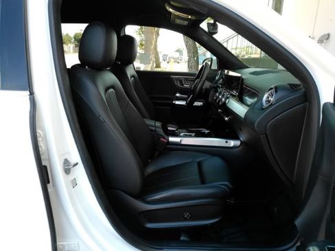 Used 2021 Mercedes-Benz GLB 250 w/ Premium Package image 18