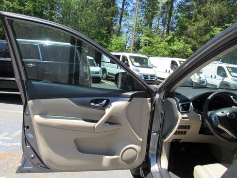 Used 2016 Nissan Rogue SV image 9