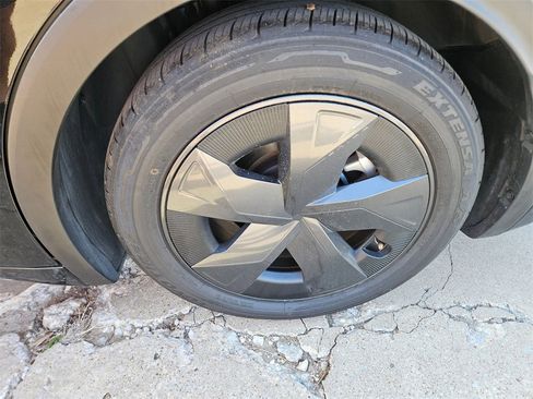 Used 2025 Toyota Prius LE image 28