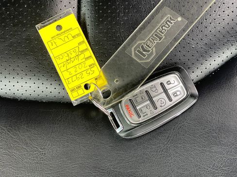Used 2023 Chrysler Pacifica Touring-L FWD image 28