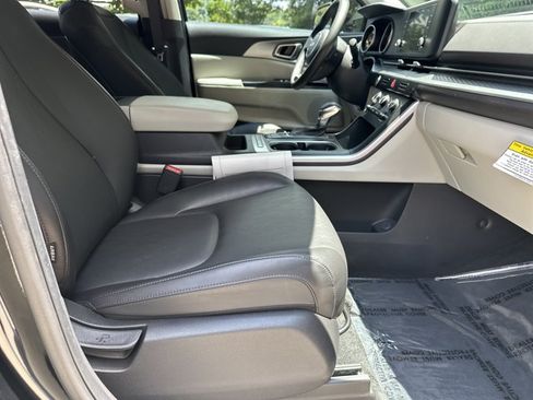 Certified 2024 Kia Carnival LX FWD image 17
