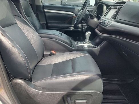 Used 2019 Toyota Highlander XLE AWD/4WD image 21