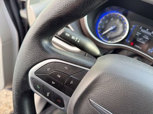 Used 2020 Chrysler Voyager Lxi image 23