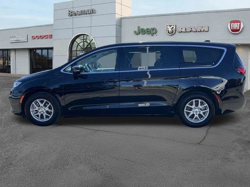 Used 2024 Chrysler Pacifica Touring-L FWD image 4