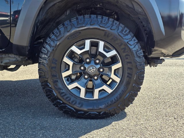 Used 2022 Toyota Tacoma TRD Off-Road AWD/4WD image 9