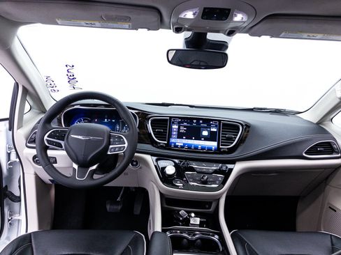 Used 2023 Chrysler Pacifica Limited w/ Uconnect Theater Family Group FWD image 25