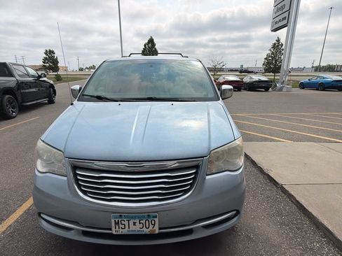 Used 2013 Chrysler Town & Country Touring-L w/ Entertainment Group #2 FWD image 3