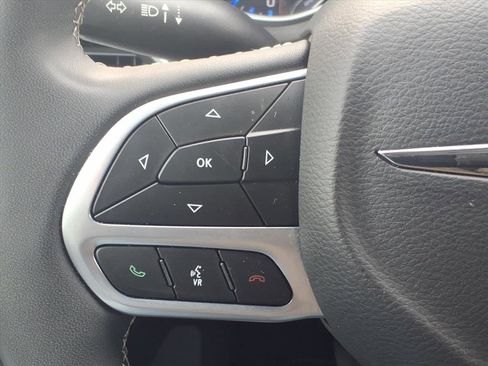 Used 2024 Chrysler Pacifica Touring-L image 19