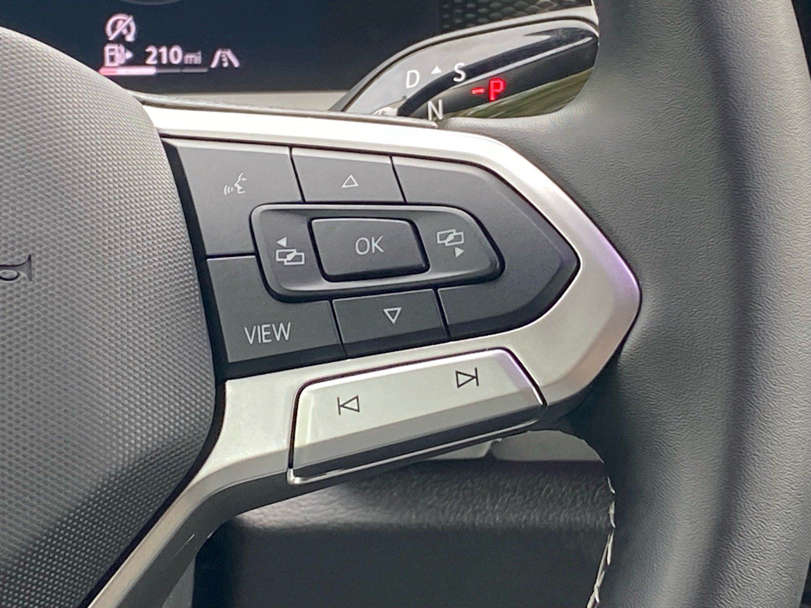 Certified 2025 Volkswagen Tiguan SE AWD/4WD image 8