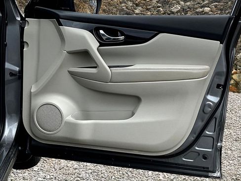 Used 2020 Nissan Rogue Sport SV image 18