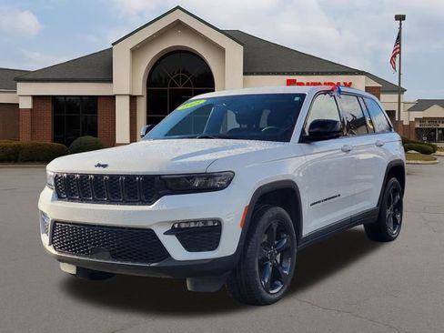 Used 2025 Jeep Grand Cherokee Limited w/ Black Appearance Package AWD/4WD image 2