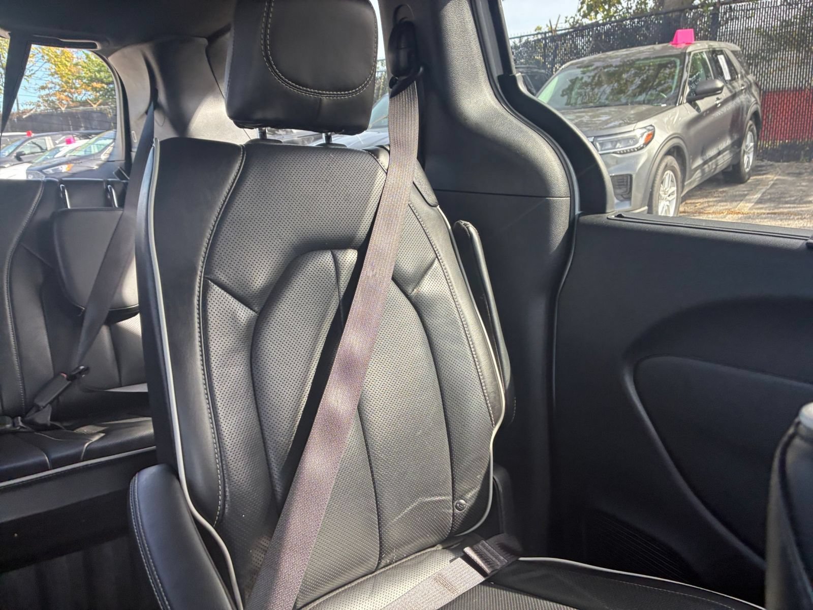 Used 2025 Chrysler Pacifica Limited FWD image 33