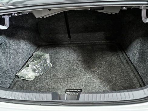 Used 2023 Volkswagen Jetta SE w/ Panoramic Sunroof Package image 9