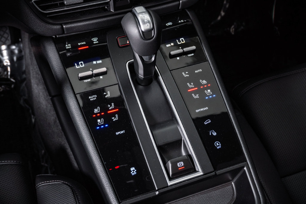 Certified 2026 Porsche Macan AWD/4WD image 24