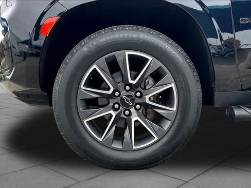 Used 2022 Chevrolet Suburban Z71 w/ Luxury Package image 10