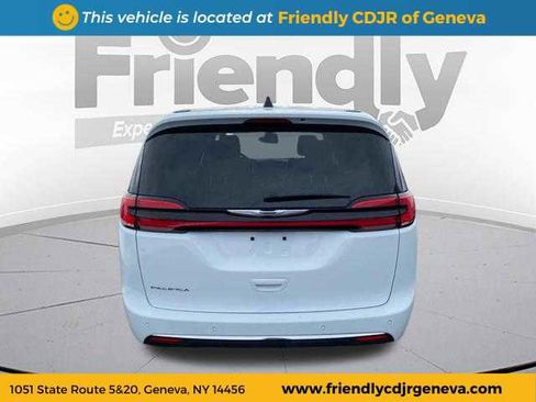 Used 2024 Chrysler Pacifica Touring-L image 6