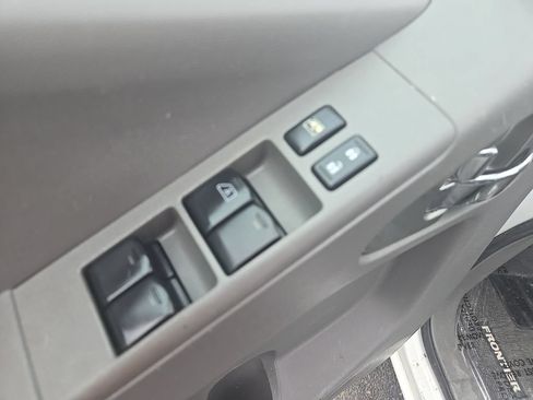 Used 2018 Nissan Frontier SV AWD/4WD image 11