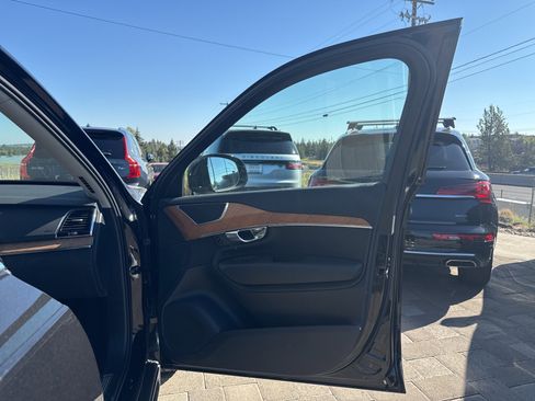 Used 2025 Volvo XC90 B6 Plus image 14