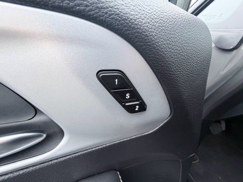 Used 2025 Chrysler Pacifica Limited FWD image 35