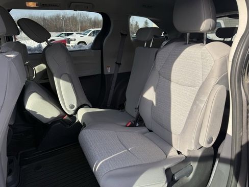Used 2022 Toyota Sienna LE image 11