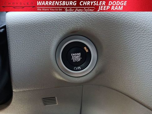 Used 2023 Chrysler Pacifica Touring-L image 27