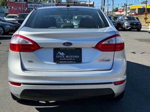Used 2015 Ford Fiesta SE image 8