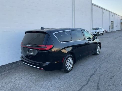 Used 2023 Chrysler Pacifica Touring-L image 4