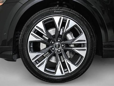 Certified 2025 Audi Q8 Prestige image 25