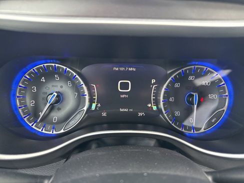 Used 2024 Chrysler Pacifica Touring-L FWD image 11