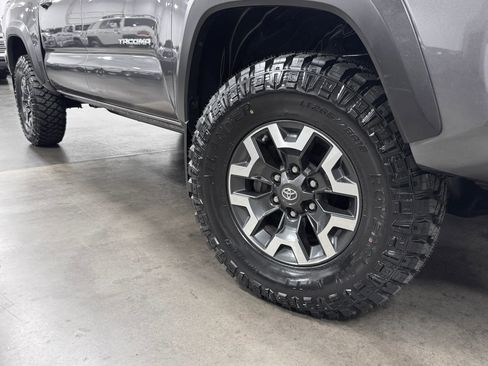 Used 2018 Toyota Tacoma TRD Off-Road AWD/4WD image 3
