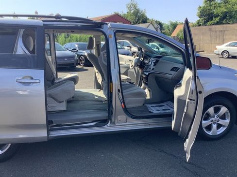 Used 2012 Toyota Sienna LE w/ Towing Pkg FWD image 19