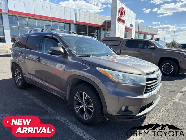 Used 2016 Toyota Highlander XLE w/ Four Season Floor Mat Package AWD/4WD image 16