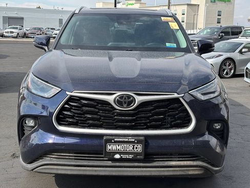 Used 2023 Toyota Highlander XLE AWD/4WD image 2