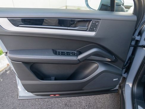 Used 2025 Porsche Cayenne image 10