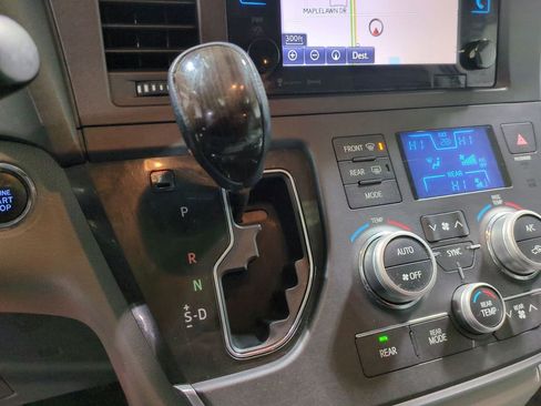 Used 2017 Toyota Sienna XLE image 36