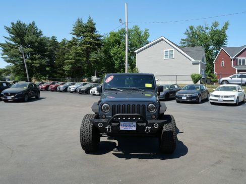 Used 2016 Jeep Wrangler Sahara w/ Connectivity Group AWD/4WD image 3